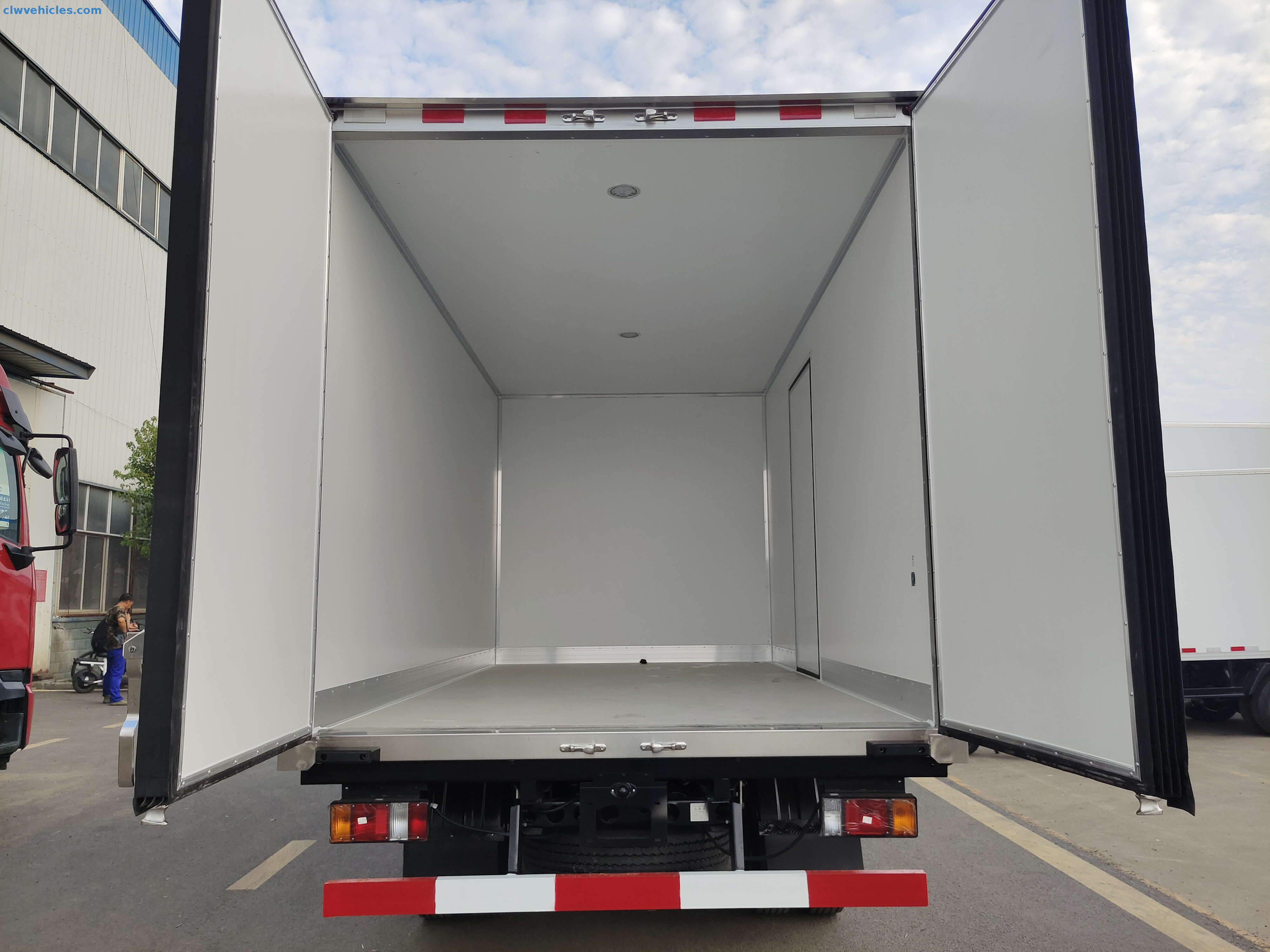 ISUZU KV100 4x2 Van Box Truck