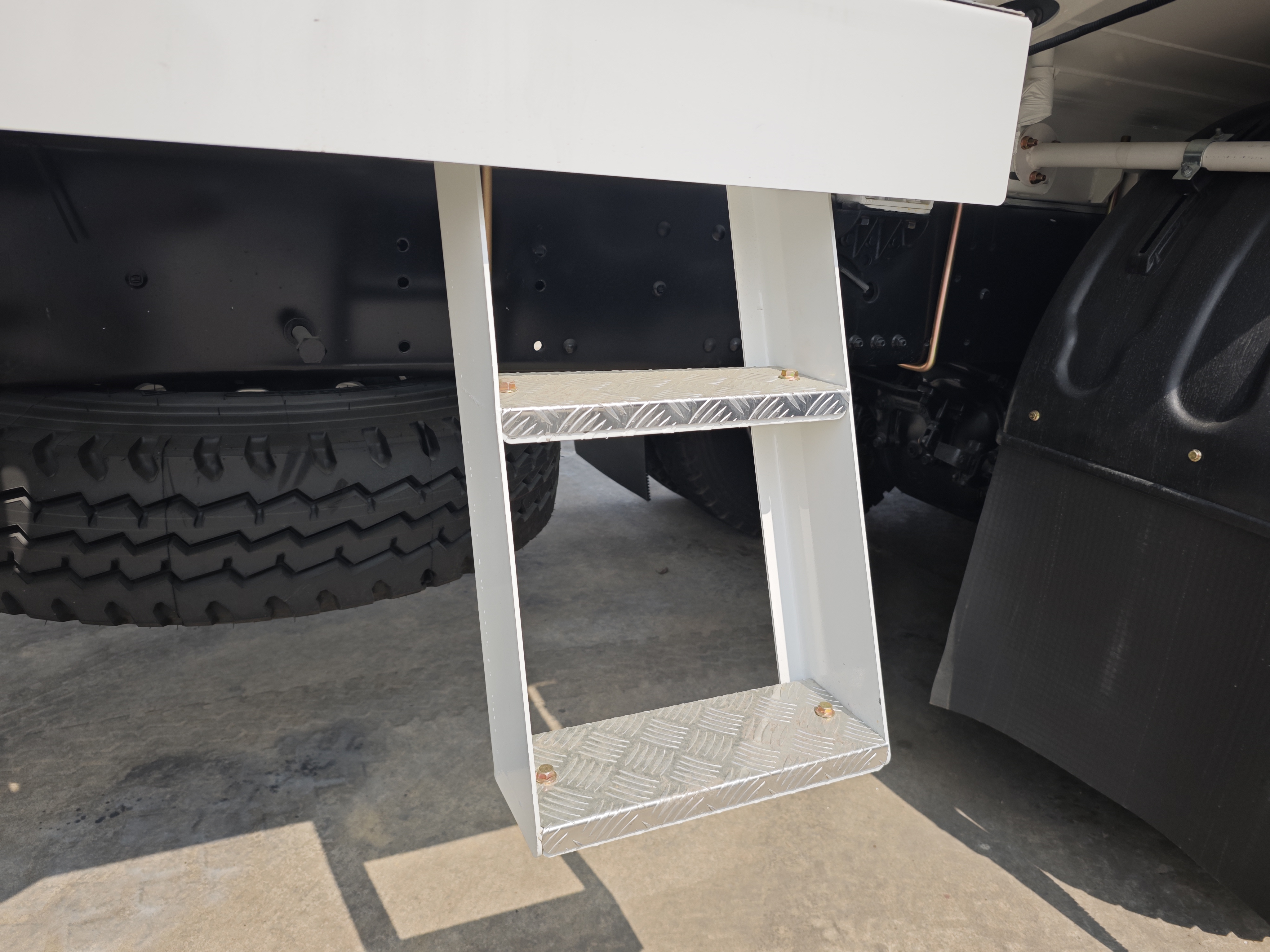 Shacman 6x4 water truck with electric PTO and low-pressure pump