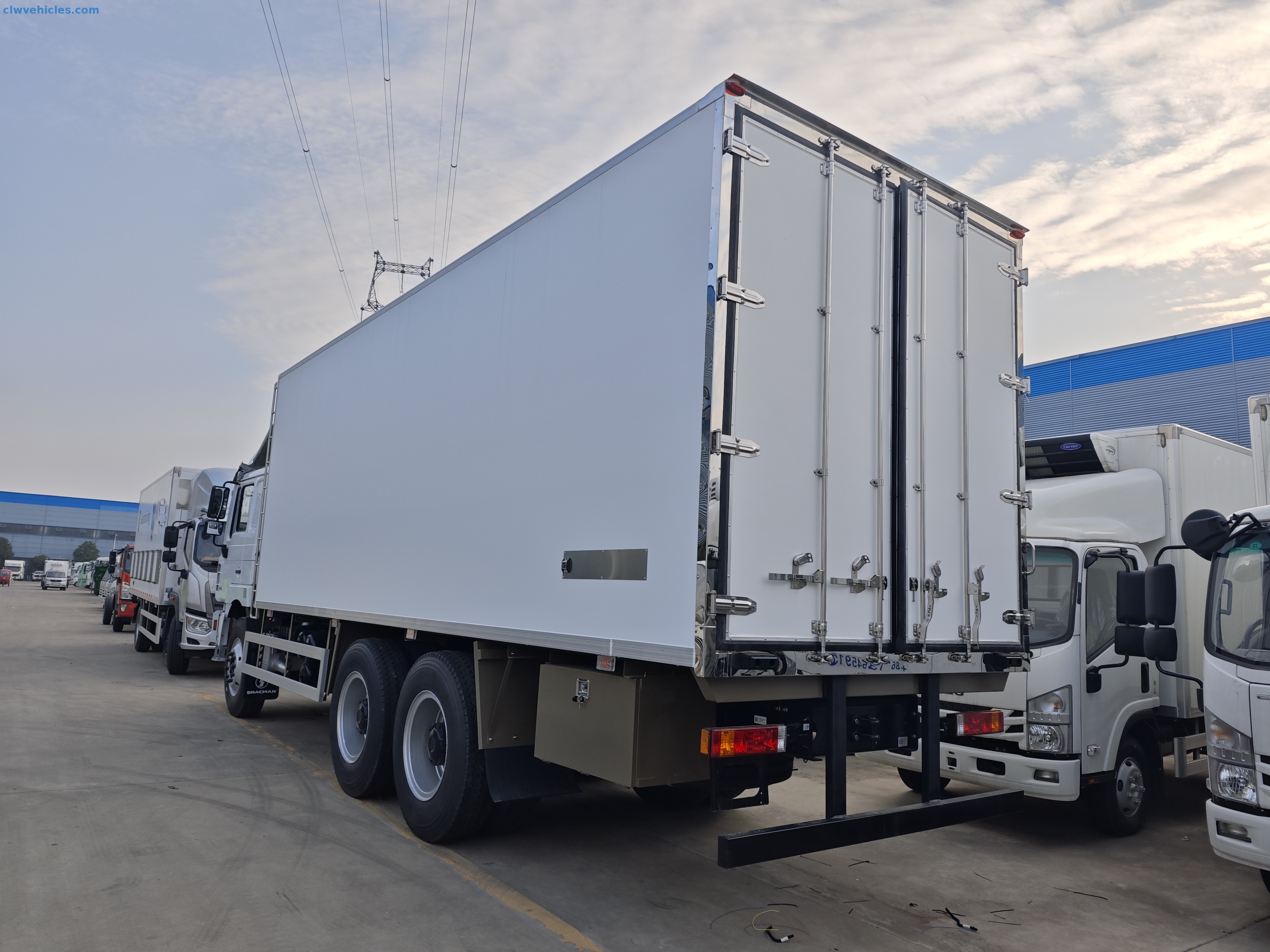 Rear doors of fiberglass refrigerated box with sealing design