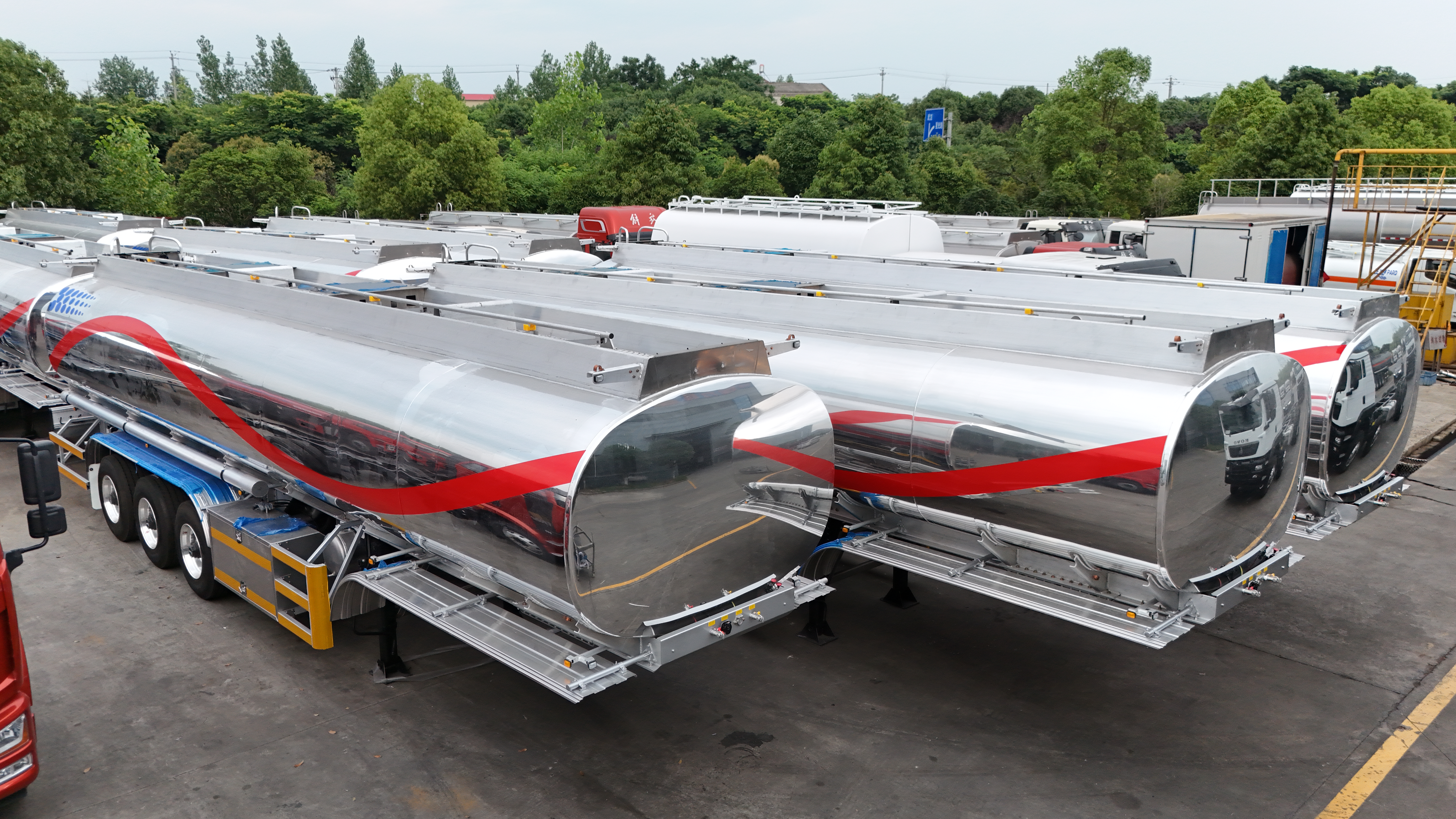Oil tanker semi trailer